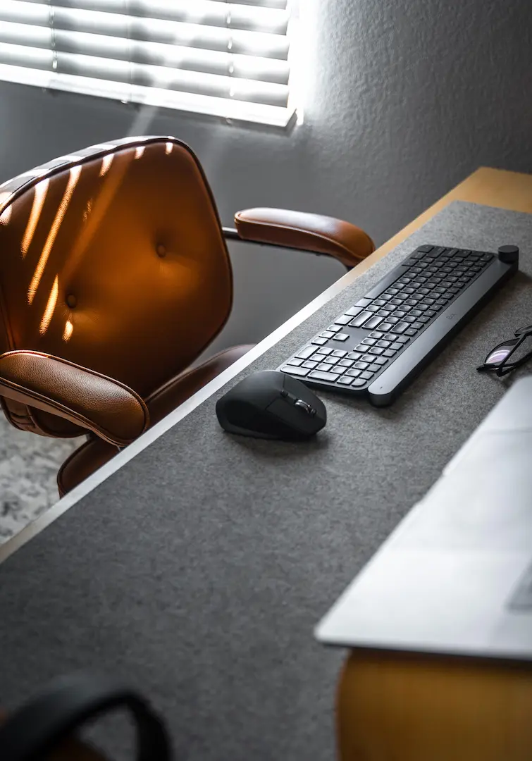 Fauteuil face à un clavier et une souris